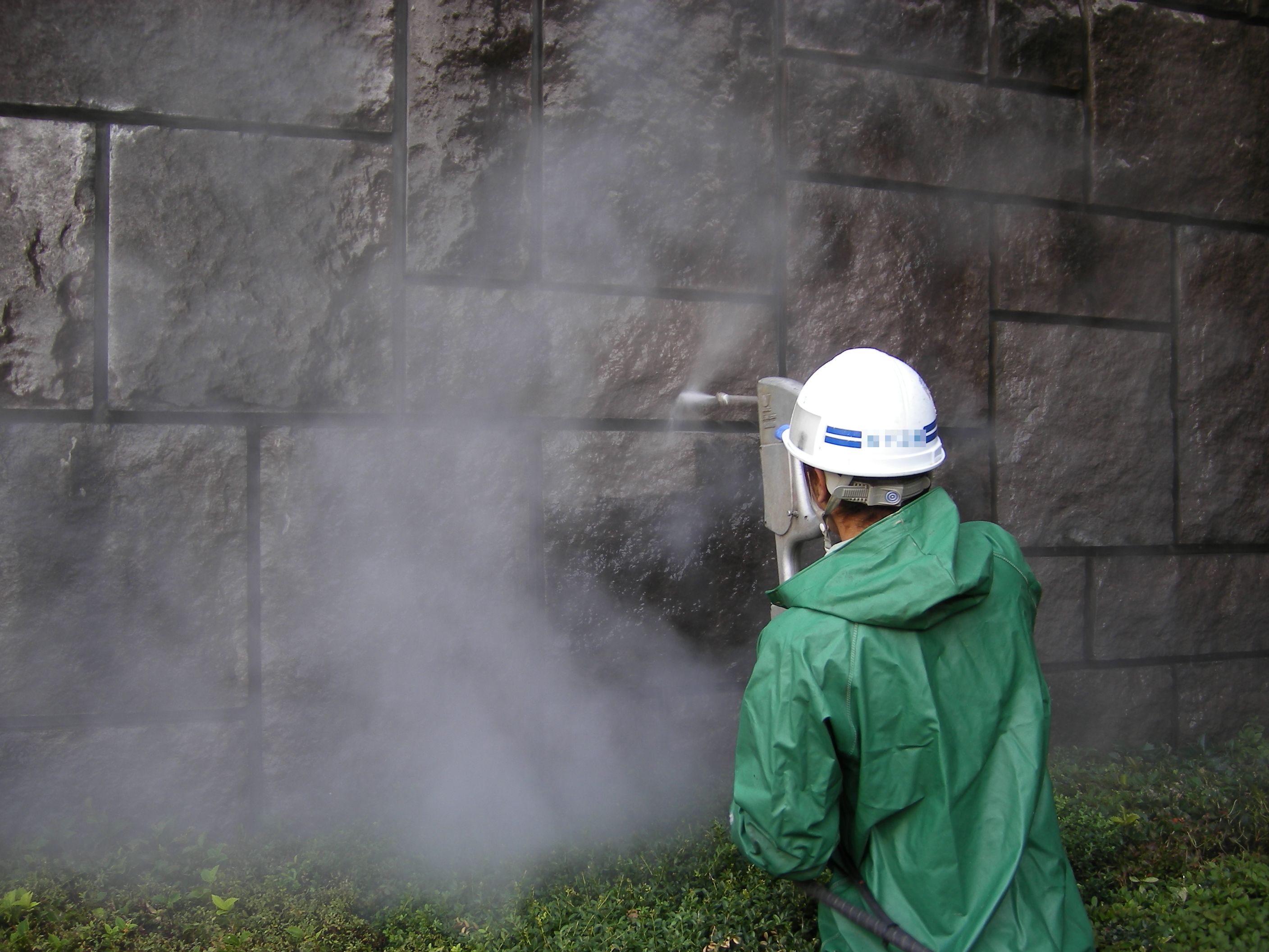 超高圧水流による塗膜剥離・外壁洗浄工法（壁面・床面）