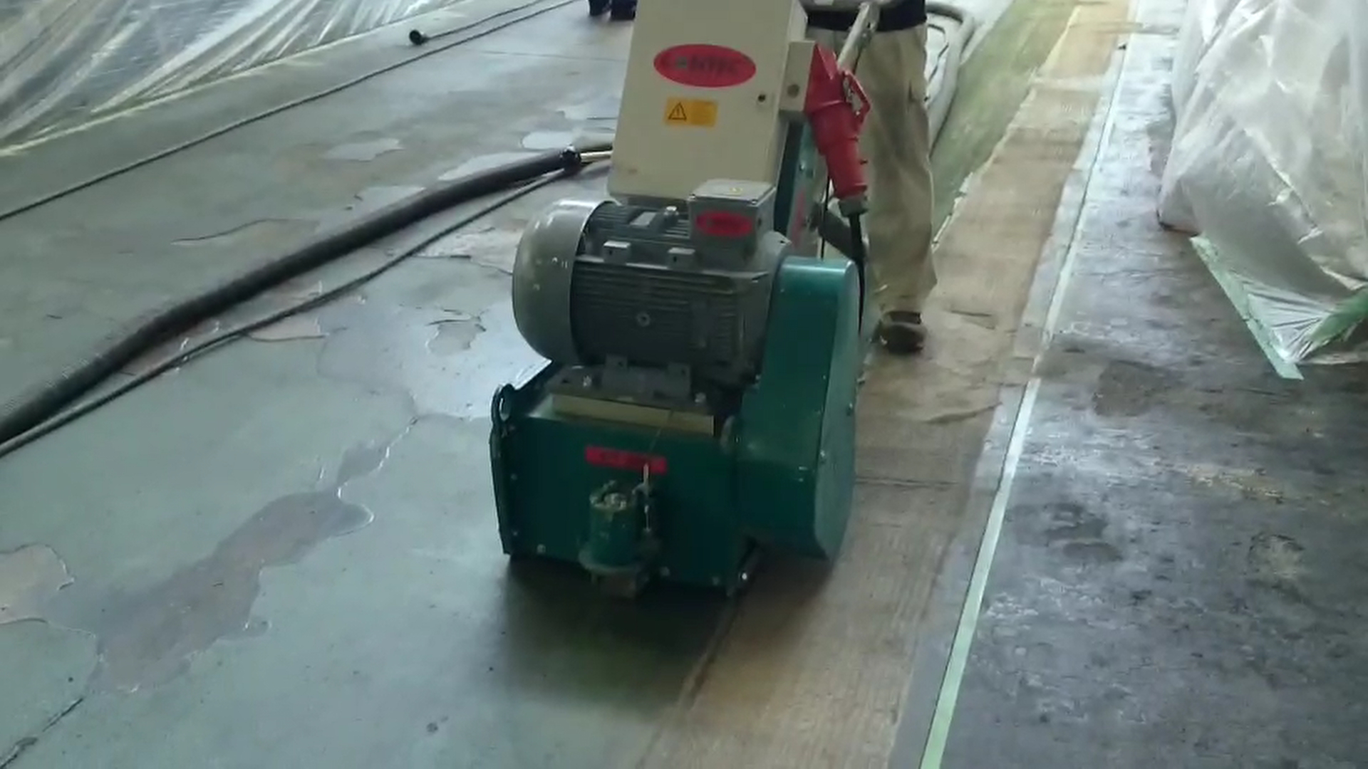 工場の床　床面切削機『CT320』フェロコン切削除去